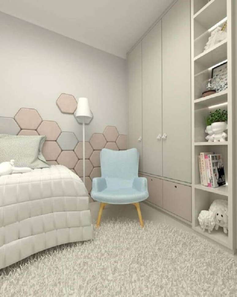 63. Poltrona pequena para quarto moderno de solteira &ndash; Foto: Dicas Decor