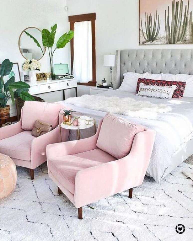 64. Poltrona rosa para quarto de casal decorado com cabeceira estofada cinza – Foto: Article