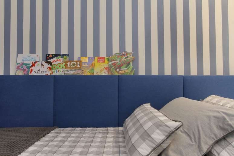 2. Um modelo muito popular de papel de parede listrado é o de cor azul. Projeto de Bordin & Soares