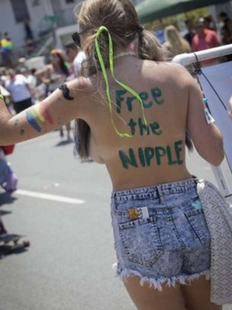 Protesto 'Free the Nipple' contra a censura dos seios femininos