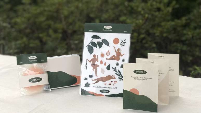 Algumas mulheres optam por usar adesivos nos mamilos em vez de suti&atilde;