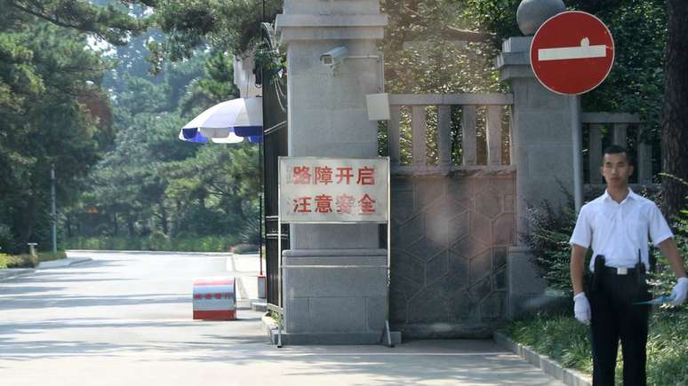 Na parte privada de Beidaihe, existem muitas limusines e seguran&ccedil;as que protegem mans&otilde;es