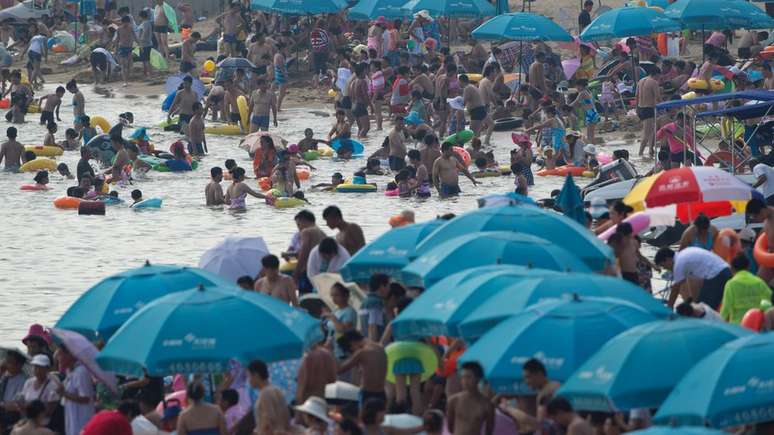 A parte p&uacute;blica da 'praia de Mao' est&aacute; quase sempre cheia de turistas