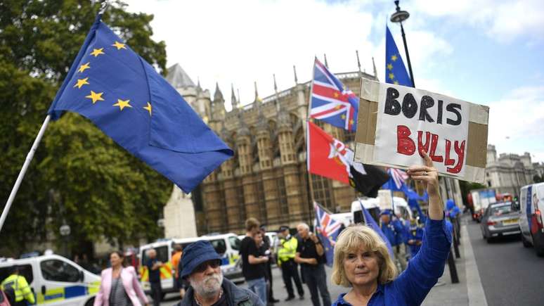 Protesto pró-UE diante de Westminster nesta terça-feira; parlamentares tentarão tomar o controle legislativo da casa para impedir o 'Brexit sem acordo'