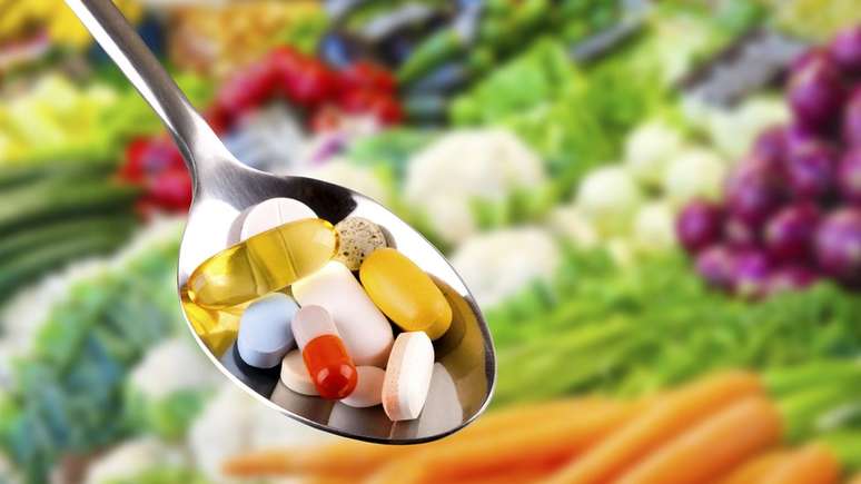 Especialista lembra que comprimidos multivitamínicos podem complementar uma dieta, mas não substituem alimentação saudável