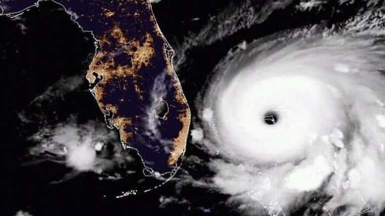 O furacão Dorian estava se movendo nesta segunda-feira muito lentamente a leste da península da Flórida.