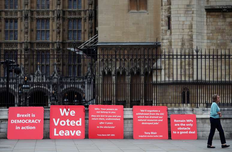 Mulher passa por cartazes pró-Brexit do lado de fora do Parlamento britânico
03/09/2019
REUTERS/Hannah McKay