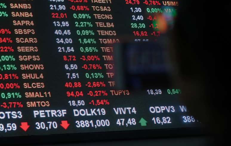 Mulher confere cotações no painel eletrônico da bolsa paulista durante sessão, na sede da B3. 3/4/2019. REUTERS/Amanda Perobelli 