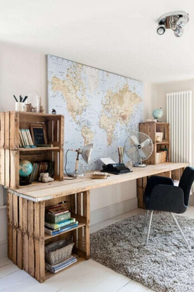 19. A decoração com caixotes de madeira como móveis para guardar livros, objetos e o que mais for necessário é muito inteligente. Foto de Suits Gallery