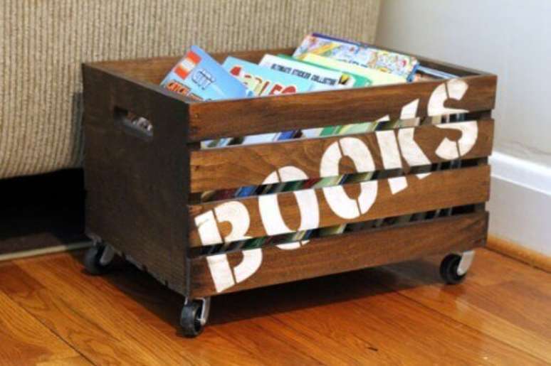 49. Decoração com caixotes de madeira como porta livros. Foto de Yandex
