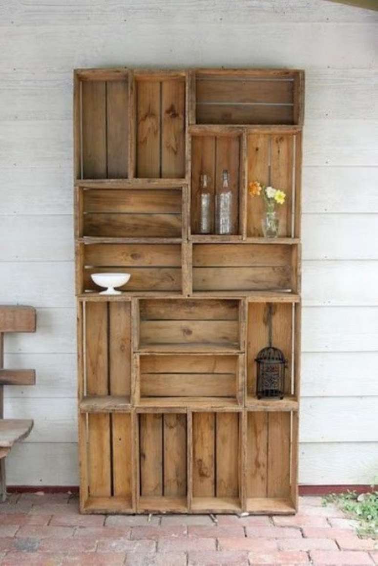 47. Decoração com caixotes de madeira formando estante alta. Foto de Pinterest