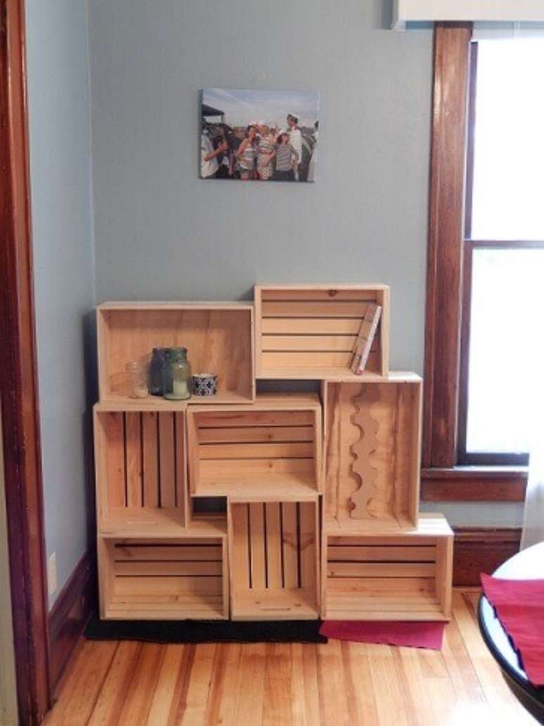 53. Decoração com caixotes de madeira formando uma estante baixa. Foto de De Architect