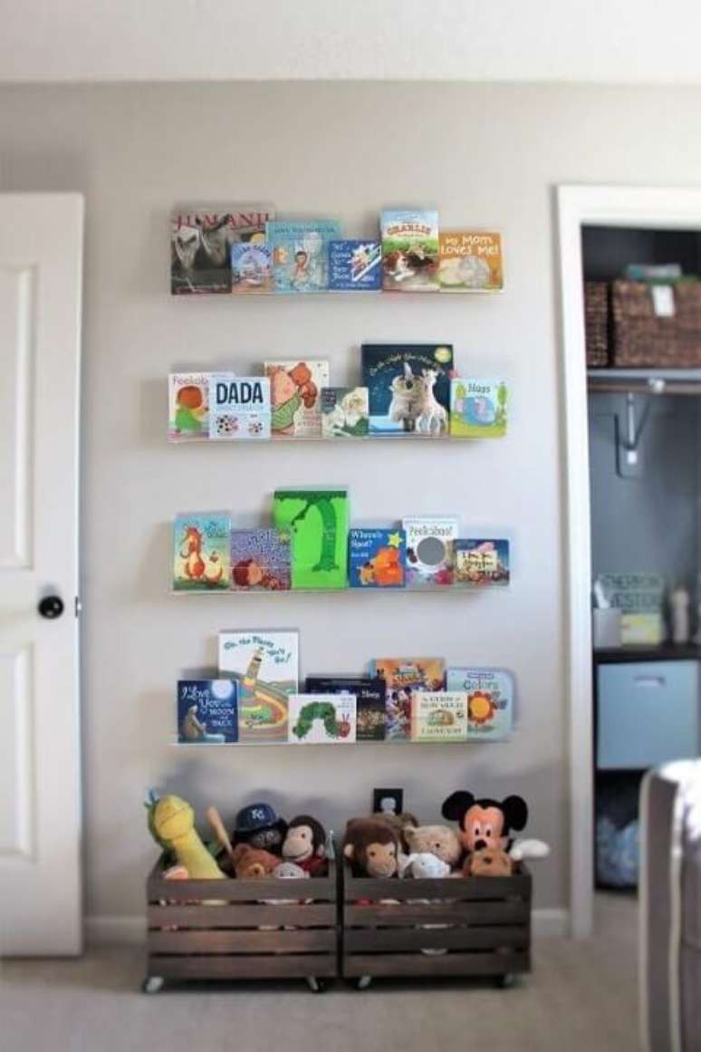 44. Decoração com caixotes de madeira organizando brinquedos em quarto infantil. Foto de Pinterest