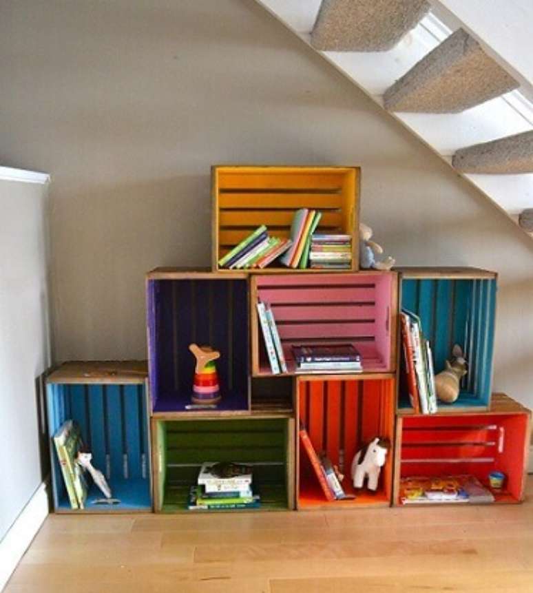 43. Decoração com caixotes de madeira coloridos organizando livros infantis e brinquedos. Foto de Robert Arnold