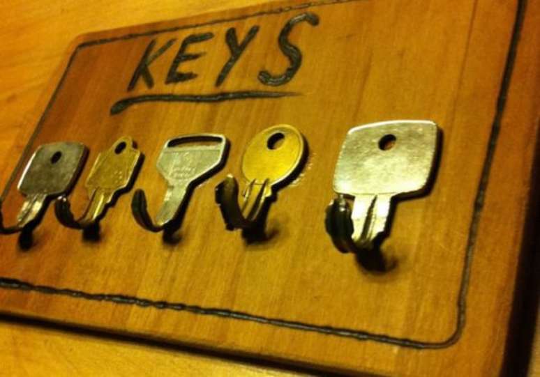 35. Até mesmo chaves velhas podem se transformar em porta chaves. Foto: Lá de Casa