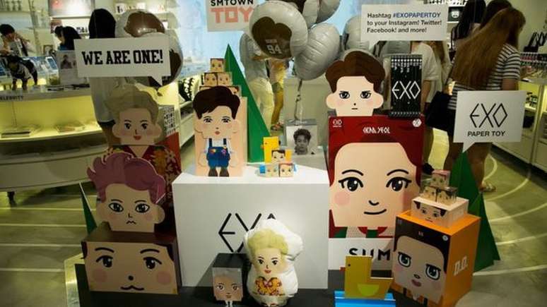 Objetos com rostos de &iacute;dolos K-pop, g&ecirc;nero musical originado na Coreia do Sul