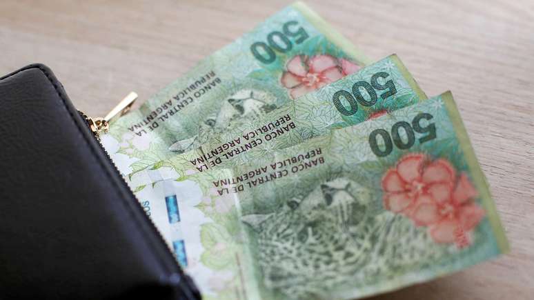 Durante o governo de Cristina Kirchner, os argentinos tamb&eacute;m foram for&ccedil;ados a solicitar autoriza&ccedil;&atilde;o para comprar d&oacute;lares