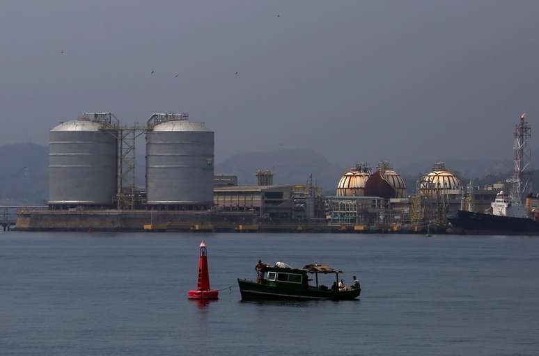 Tanques de armazenamento de gás natural na Baía de Guanabara, Rio de Janeiro 
07/10/2017
REUTERS/Pilar Olivares