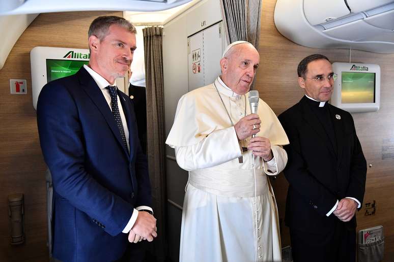 Papa Francisco conversa com jornalistas a bordo do avi&atilde;o papal durante viagem da It&aacute;lia para Mo&ccedil;ambique
04/09/2019
Luca Zennaro/Pool via REUTERS
