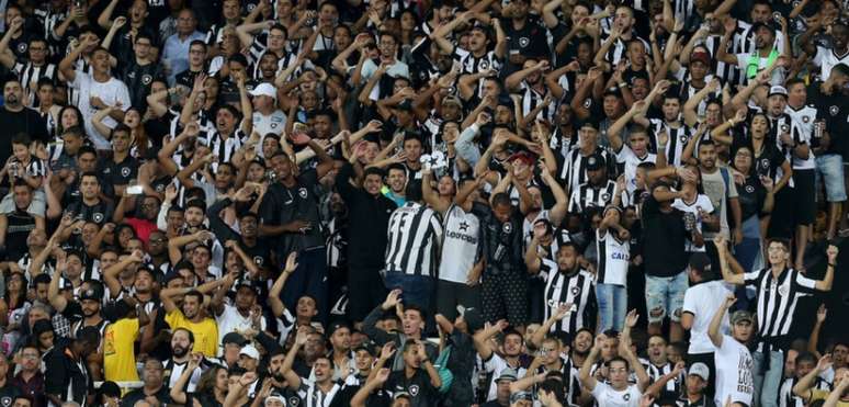 Torcida se mobilizou pela situação financeira dos funcionários (Foto: Vítor Silva/SSPress/Botafogo)