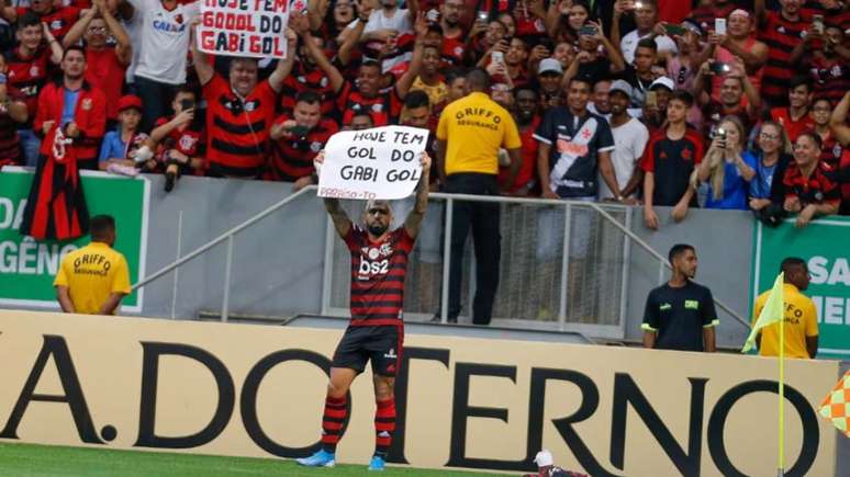 Contra o Vasco, em Brasília, Gabigol comemorou com o cartaz e foi denunciado (Foto: Alexandre Vidal/Flamengo)