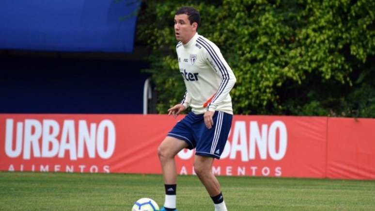 Pablo treinou com o restante do grupo com bola no campo, mas não deve voltar (Foto: Érico Leonan / saopaulofc.net)
