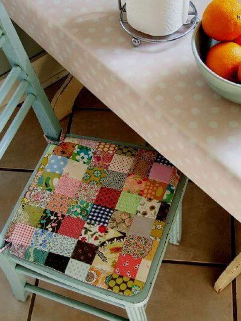 2. Almofada para cadeira feita de patchwork – Por: Pinterest