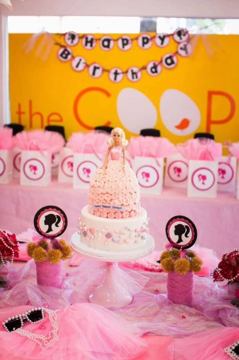 21. Bolo de festa da barbie com detalhes fashion no ambiente – Por: Pinterest