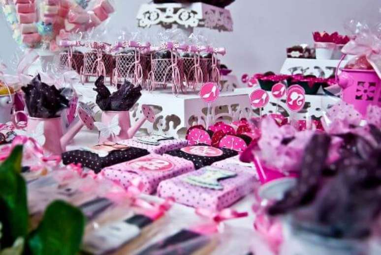 23. Bolo de festa da barbie preto e rosa – Por: Pinterest