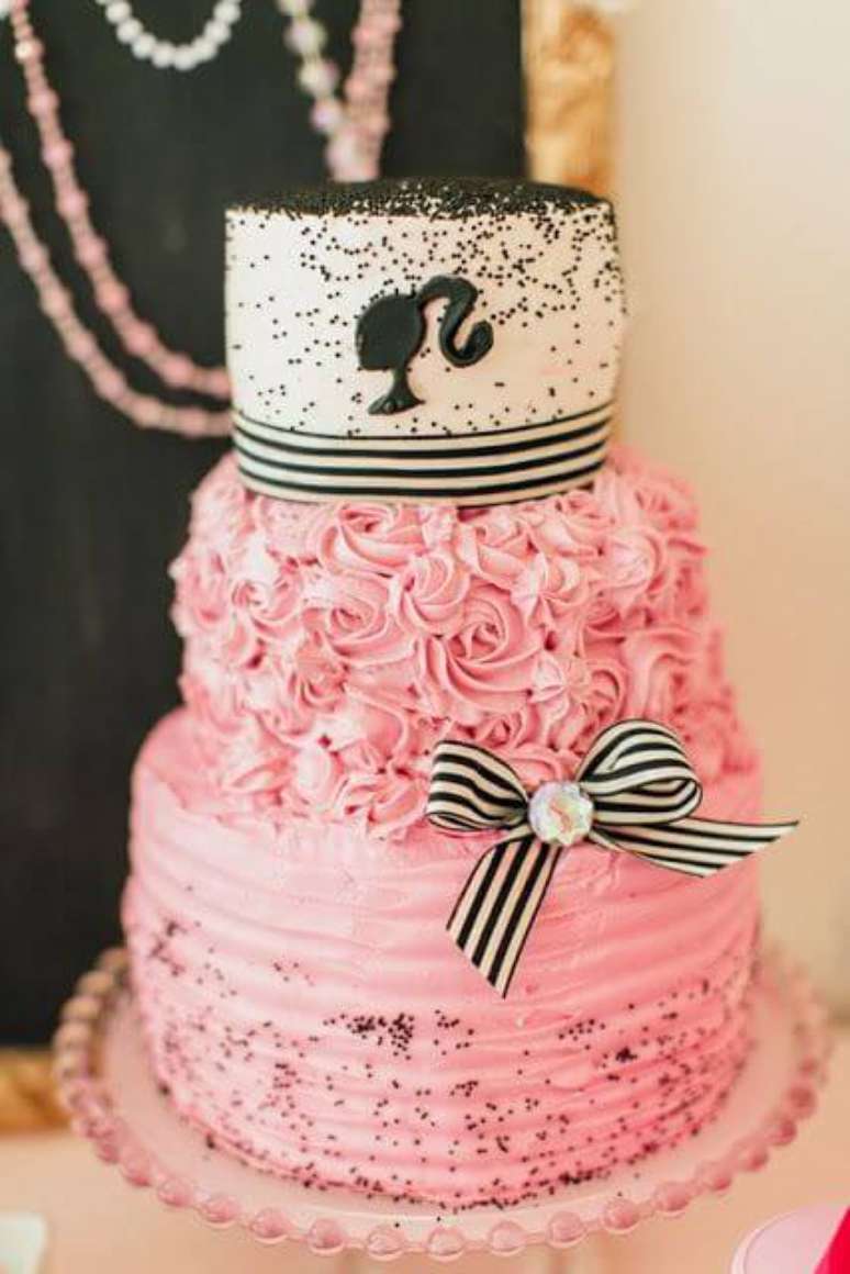 36. Bolo de festa da barbie personalizado com rosa e preto – Por: Pinterest