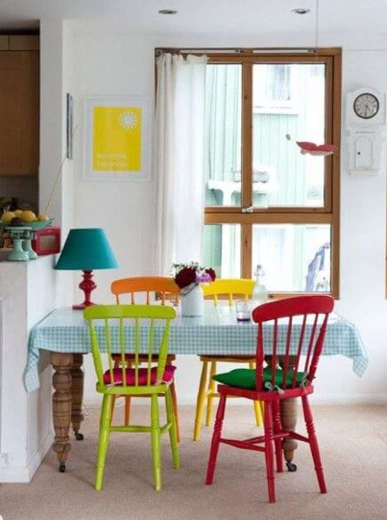 35. A cadeira colorida com almofada para cadeira deixa a sala de jantar mais leve e descontra&iacute;da &ndash; Por: Pinterest