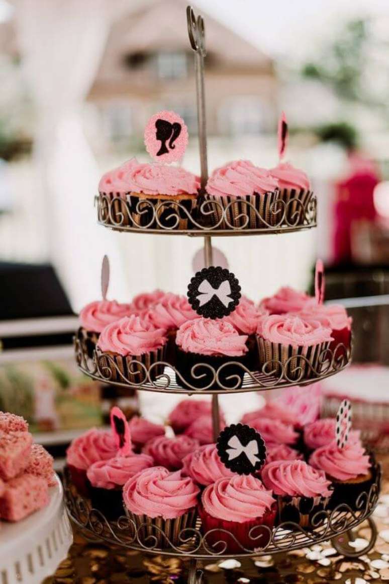 29. Mesa recheada com cupcakes personalizados para a festa da barbie – Por: Karas Party Ideas