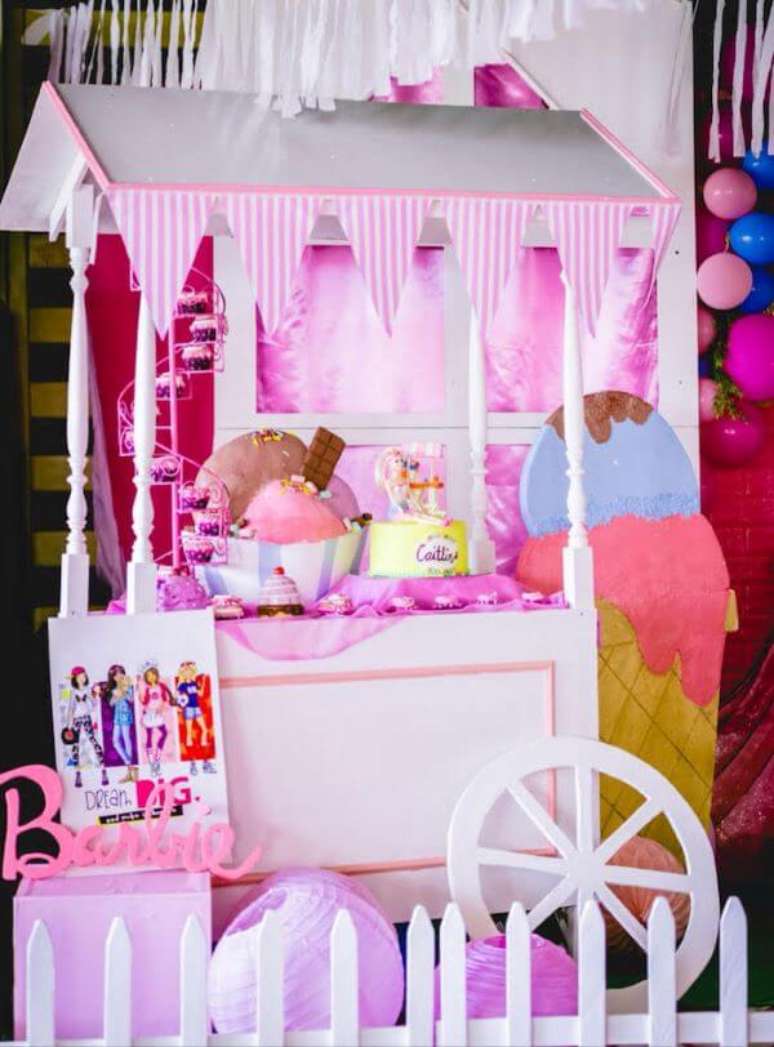 35. Carrinho de doces para decorar a festa da barbie com muita criatividade – Por: Karas Party Ideas