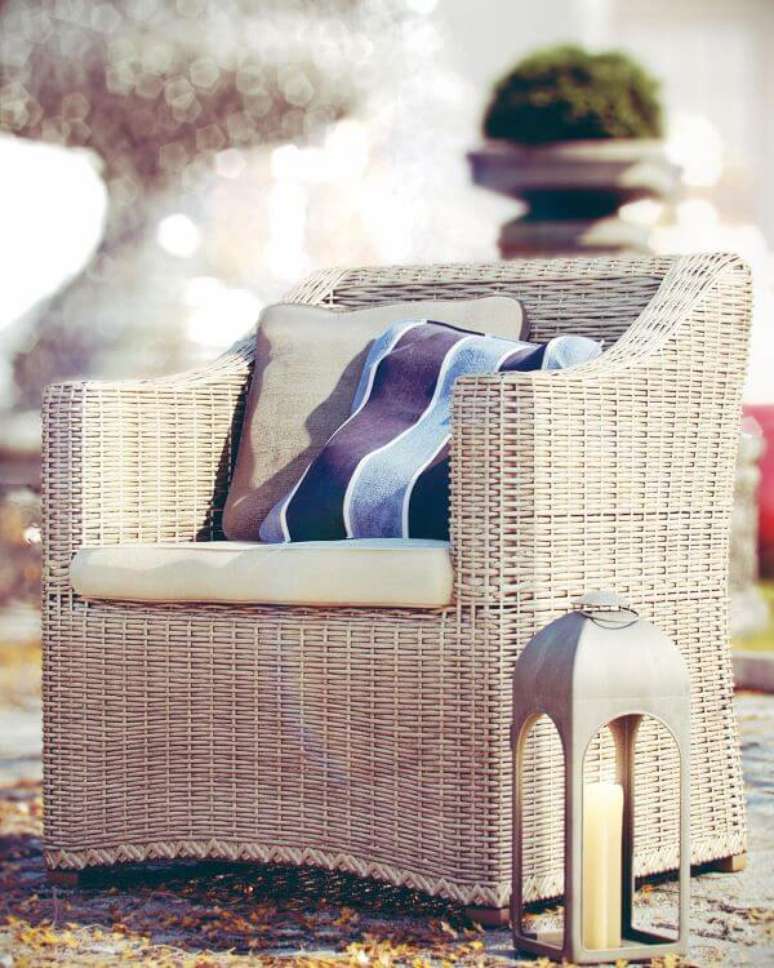 40. A decora&ccedil;&atilde;o de almofada para cadeira de varanda listrada &eacute; linda &ndash; Por: Thi Lima