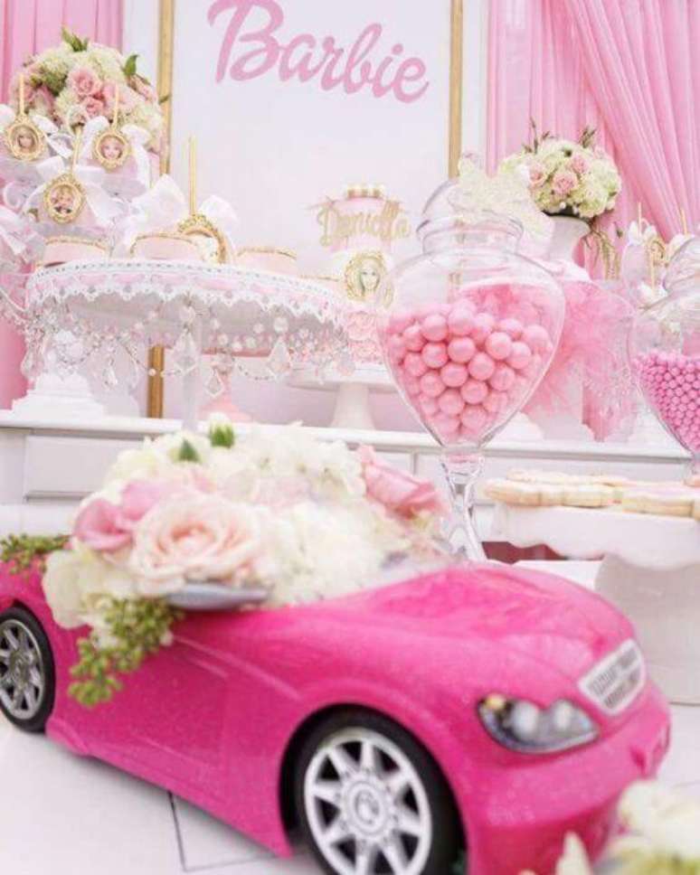 39. Decoração de festa da barbie com doces e carrinho rosa – Por: Pinterest