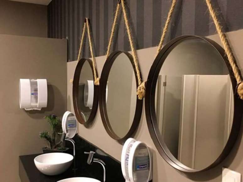24. Design metálico para a moldura para espelho redondo de banheiro. Fonte: Ideia Brasil