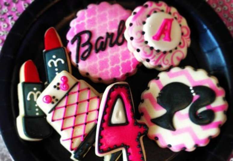 44. Docinhos personalizados com o tema da festa da barbie – Por: Pinterest
