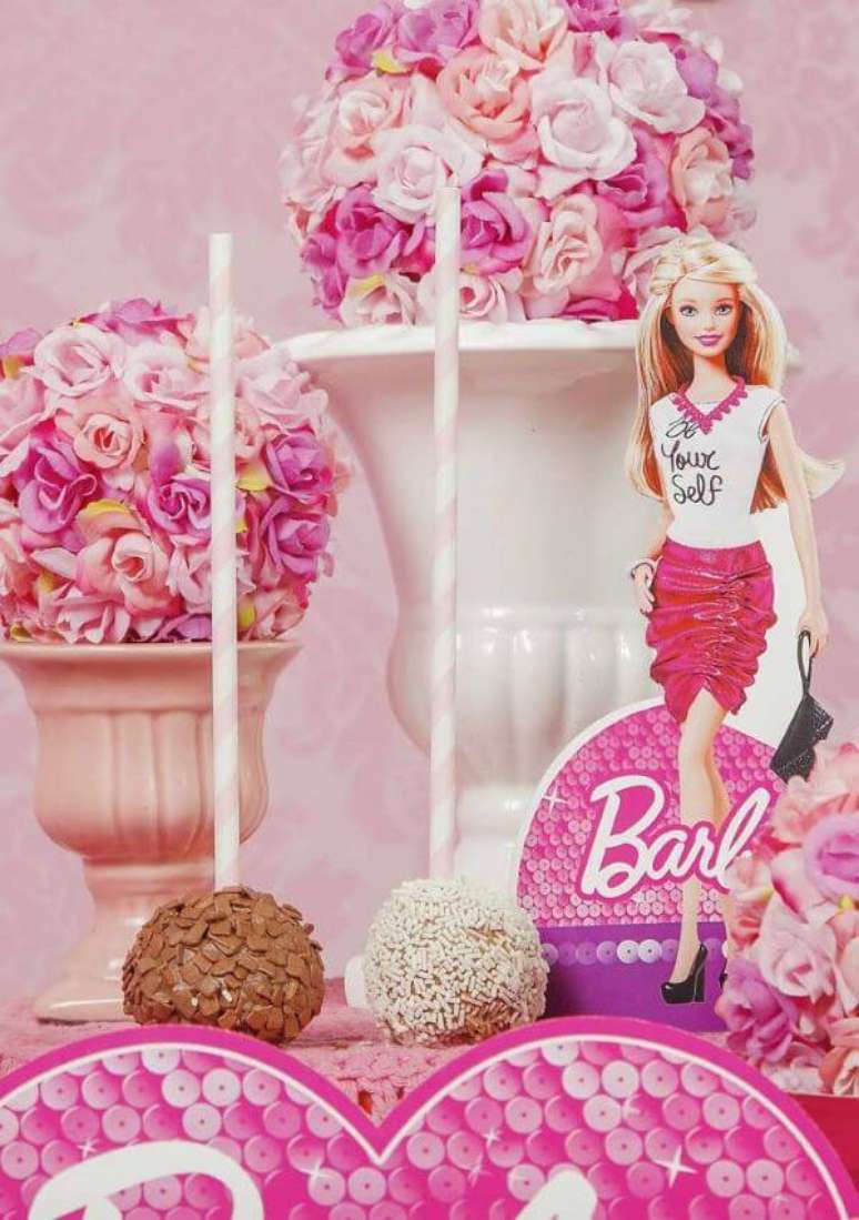 54. Festa da barbie com docinhos na mesa – Por: Pinterest