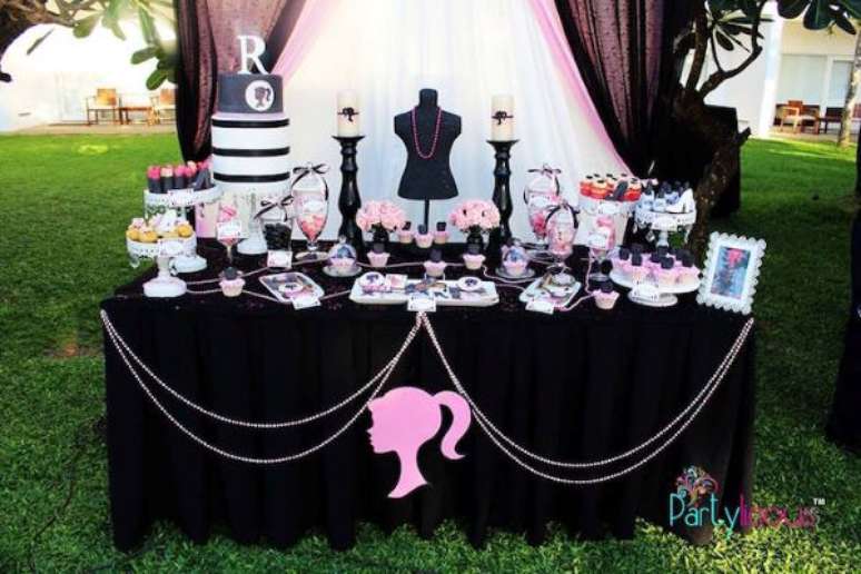 56. Festa da barbie preto e rosa – Por: Pinterest