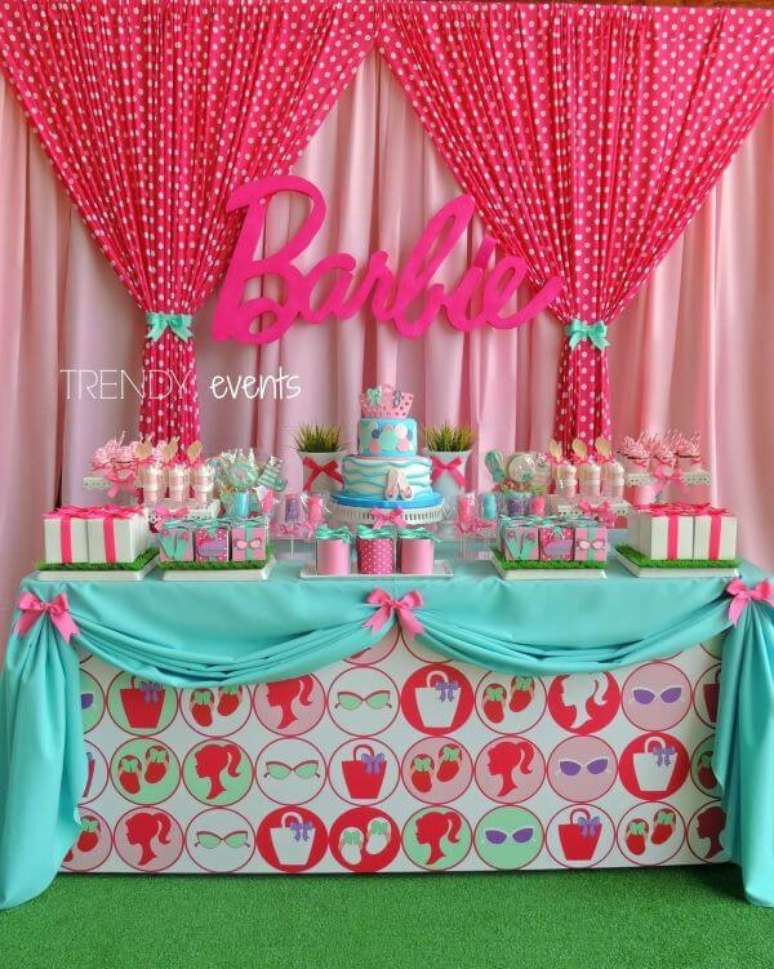 64. Festa da barbie na piscina com detalhes em azul e rosa – Por: Pinterest