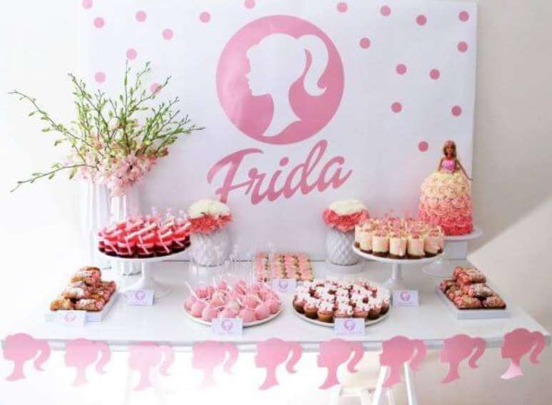 73. Branco e rosa são cores lindas para usar na decoração de festa da barbie – Por: Lifes Little Celebration