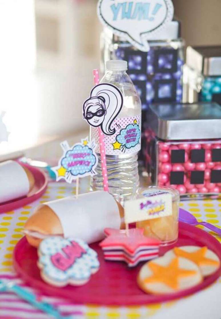 76. Doces e lanchinhos personalizados para servir durante a festa da barbie – Por: Pinterest
