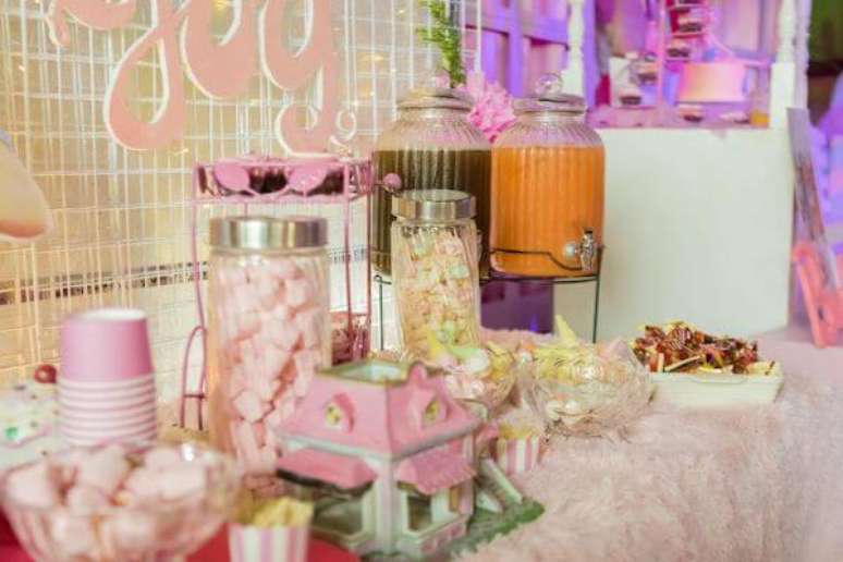 14. A mesa de doces para festa da barbie deve ser bem caprichada – Por: Karas Party Ideas