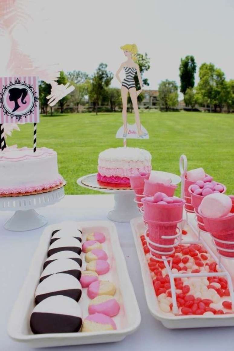 15. Mesa de doces para festa da barbie na piscina – Por: Pinterest