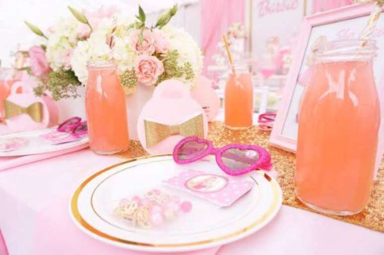 16. Mesa de festa da barbie personalizada com óculos e pulseira da barbie para as crianças – Por: Karas Party Ideas