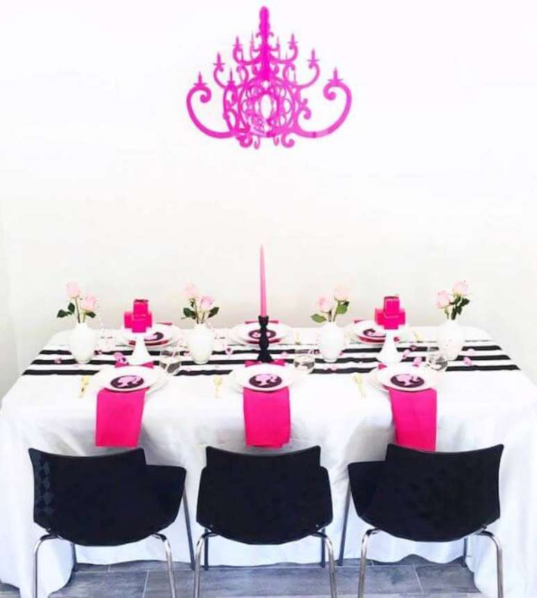 17. Mesa para festa da barbie preto, branca e pink – Por: Karas Party Ideas