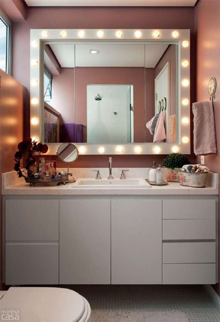 48. Moldura para espelho camarim ilumina o ambiente. Fonte: Viminas