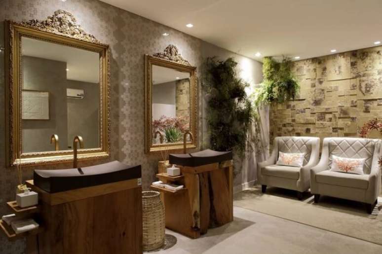 27. Moldura para espelho de banheiro delicada e dourada. Fonte: Casa Cor Alagoas 2015