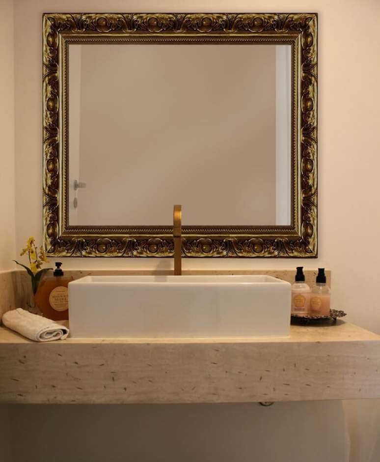 14. Moldura para espelho de banheiro provençal traz elegância para o ambiente. Projeto por Zark Studio Lab