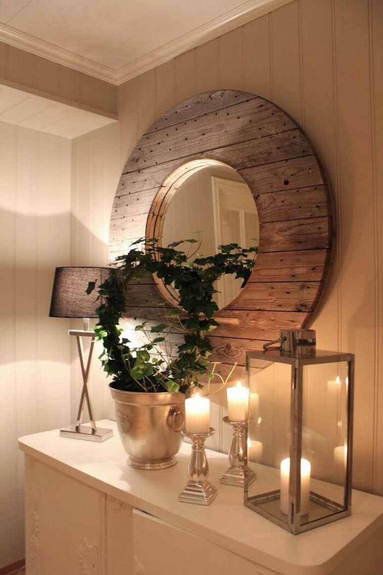 5. Moldura para espelho em madeira completa a decoração rústica do ambiente. Fonte: Pinterest
